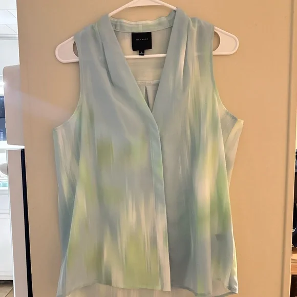 Elegant Pastel Sleeveless Blouse - Picture 2 of 3
